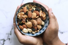 healthy-snacking: nuts and dried fruit