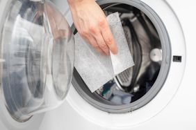 what-do-dryer-sheets-do-GettyImages-1440016478